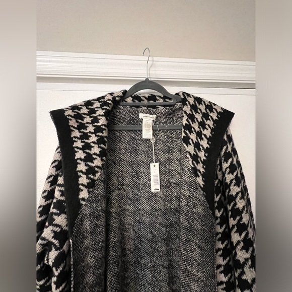 Black & Tan Cardigan w/ Pattern - Picture 5 of 7